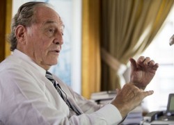 Carlos Heller en su oficina