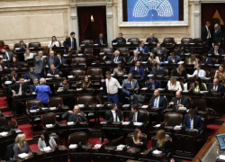 Martín Menem presidiendo debate por Ley Bases
