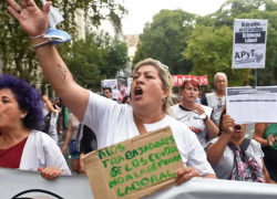 Mujeres protestando en marcha por reforma laboral
